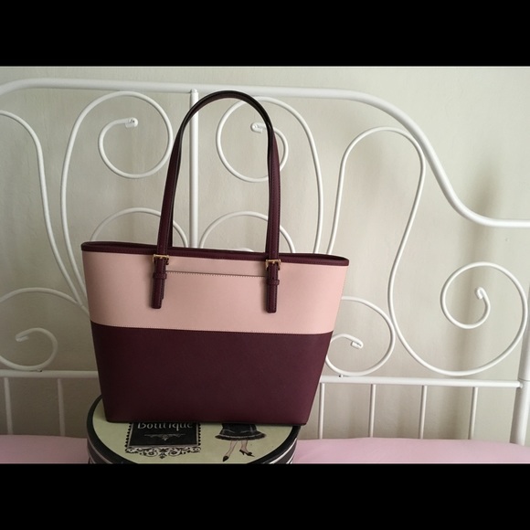 On Sale!!๐๐Michael Kors Medium tote๐๐ - Picture 2 of 8
